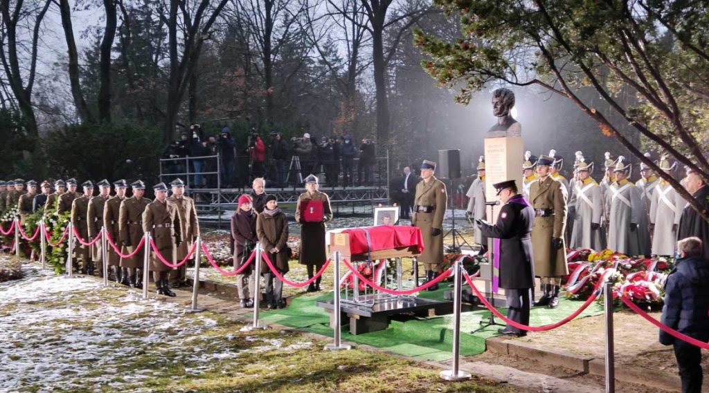 zdjęcie przedstawiające pochówek na Wojskowych Powązkach