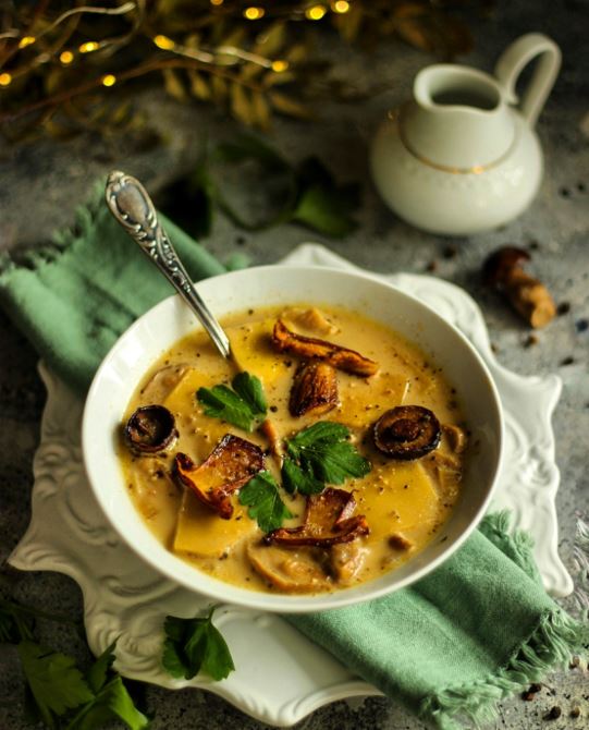 Na zdjęciu uroczyście ozdobiony talerz z zupą grzybową. 