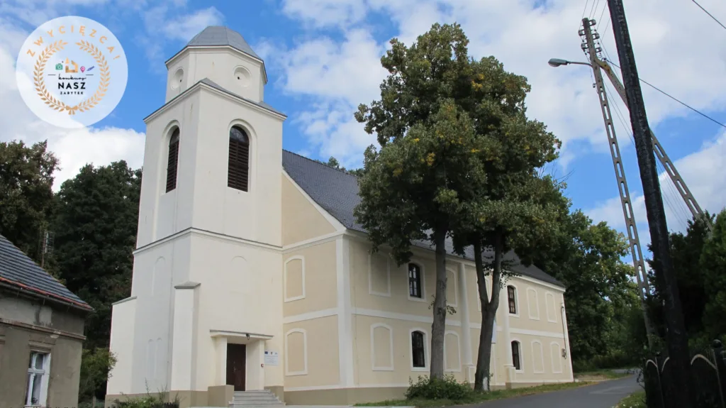 Narożny widok na budynek zboru