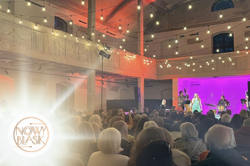 Nowy blask. występ podczas uroczystości otwarcia zrewaloryzowanego zboru poewangelickiego w Letnicy. Na scenie pianistka i piosenkarka. Na pierwszym planie liczna widownia. W tle wnętrza odnowionego zabytku. Fot. gmina świdnica.