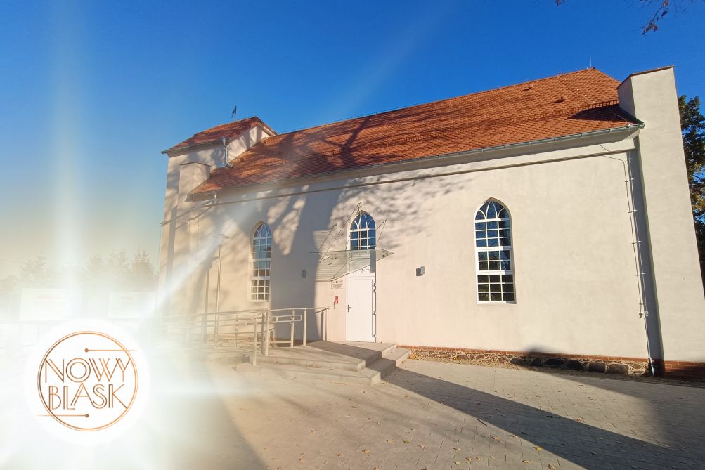 zdjęcie odnowionego kościoła poewangelickiego z zewnątrz.