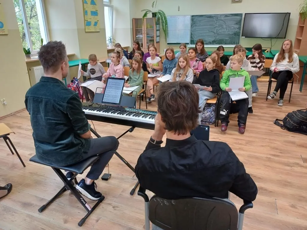 Zdjęcie - Adam Sztaba prowadzi warsztaty dla chóru Most the Music w Dzierżoniowie.