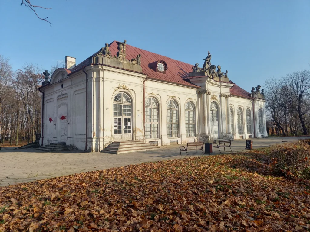 Pałac widziany od frontu w krajobrazie jesiennym