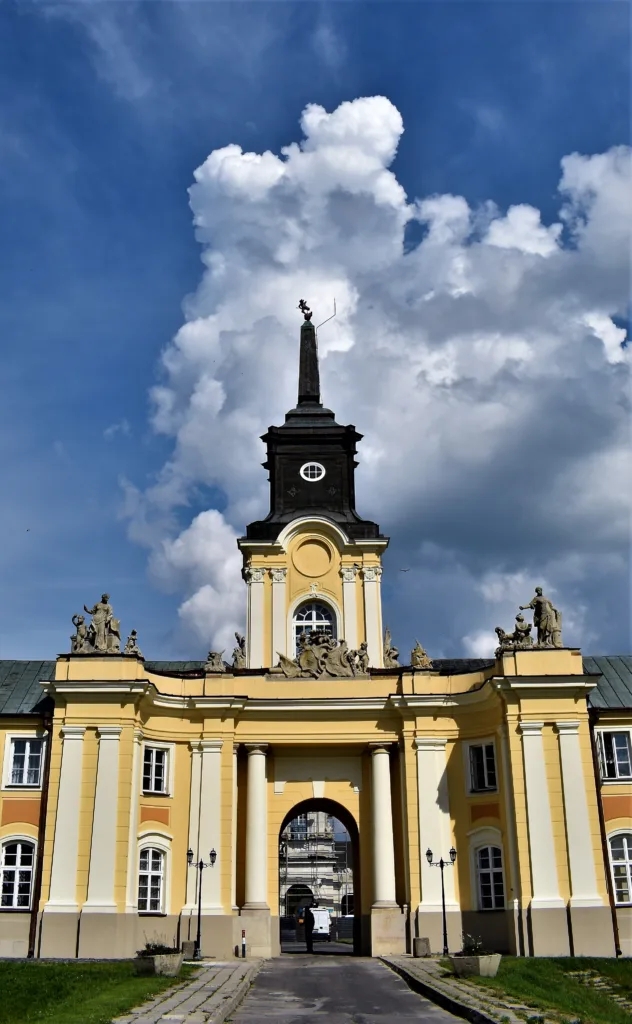Zachodnia elewacja Pałacu Potockich wraz z wieżą
