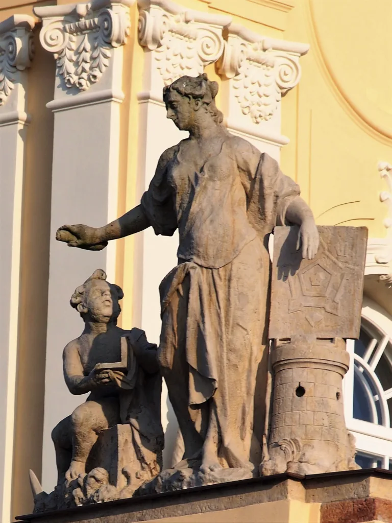 Rzeźba zdobiąca elewację Pałacu