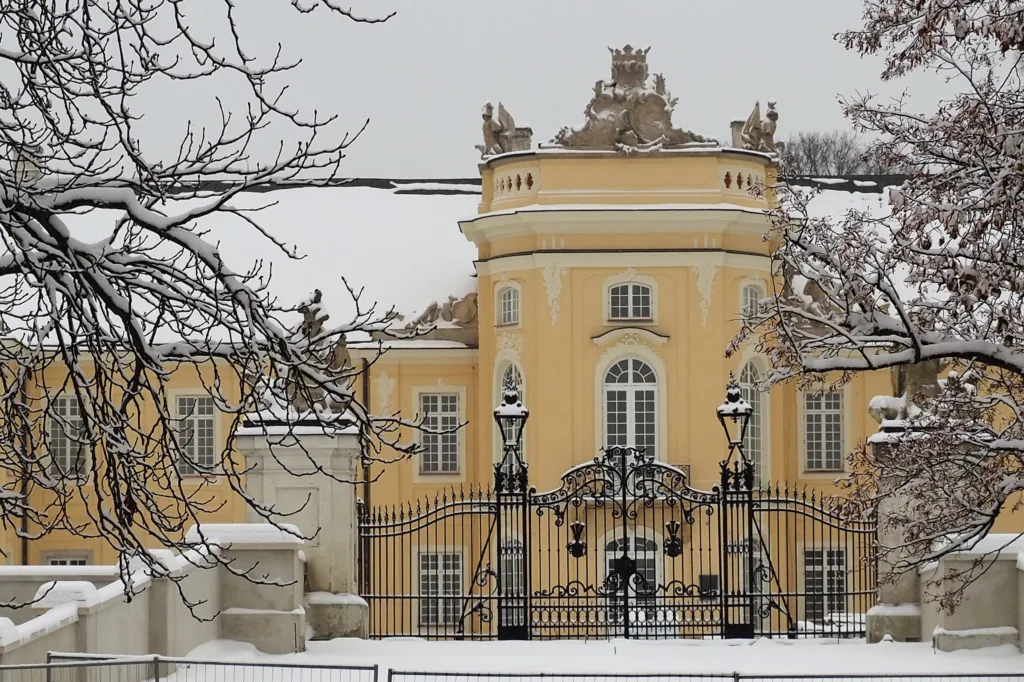 Brama do pałacu w krajobrazie zimowym