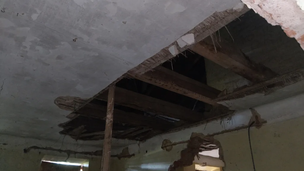 Widok uszkodzonego stropu wewnątrz.