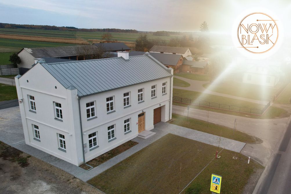 dom strażaka z zewnątrz - nowy blask. Widok z lotu ptaka.