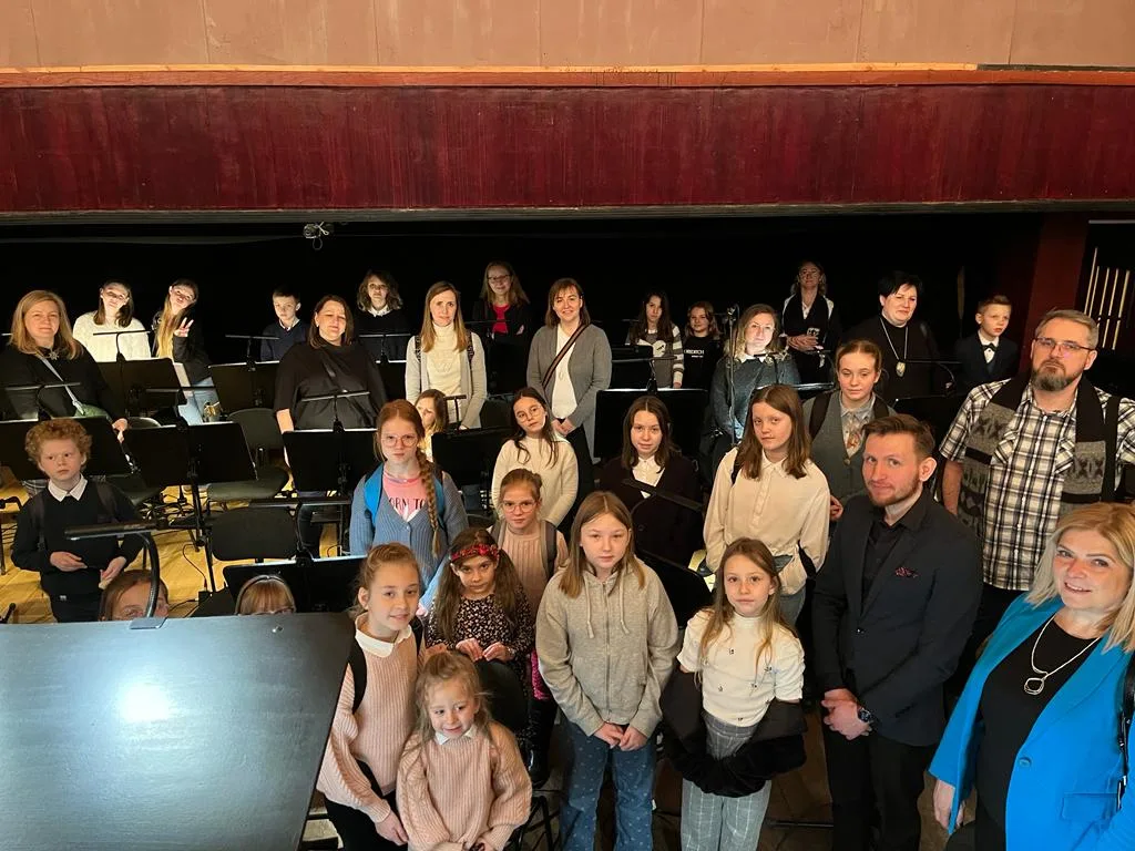 Zwiedzanie orkiestronu w Operze Wrocławskiej. Na zdjęciu dzieci, młodzież i chórmistrzowie Most the Music.