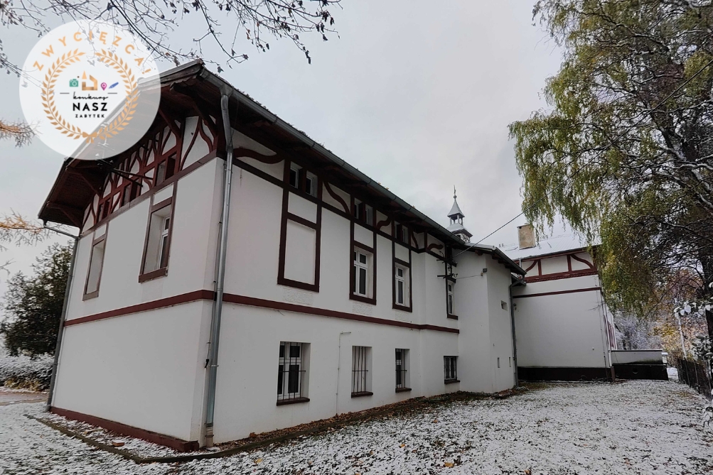 Dwór z zewnątrz - przed pracami.