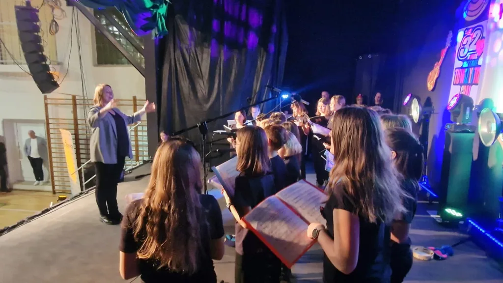 Występ chóru Most the Music z Gminy Dzierżoniów. Na zdjęciu grupa dzieci i młodzieży.