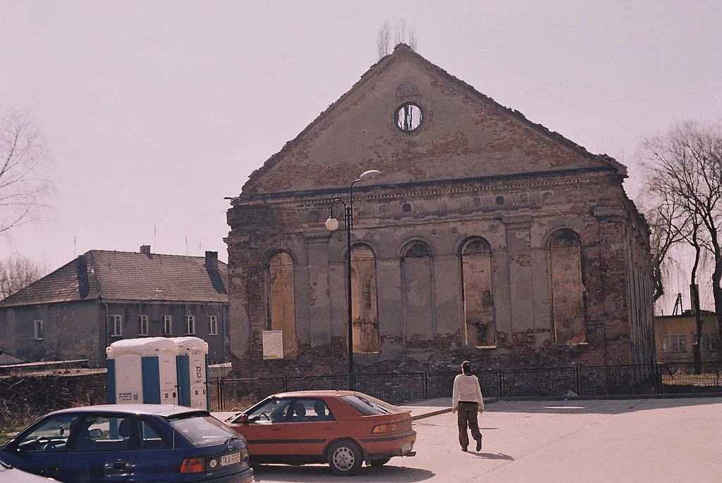 Ruiny synagogi w otoczeniu aut.