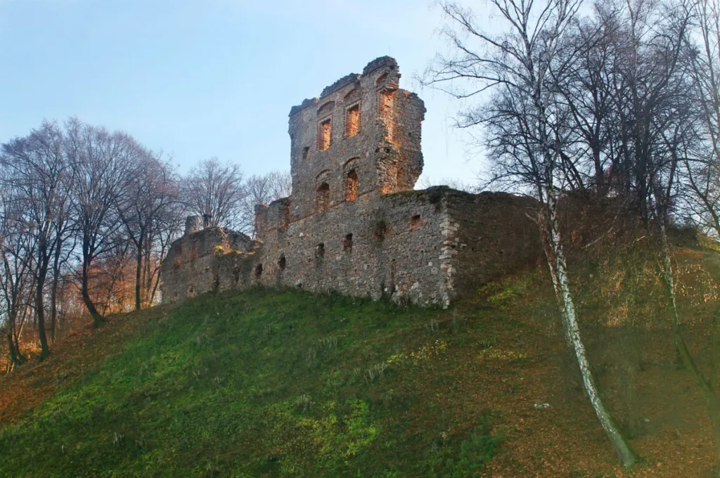 Ruiny zamku na wzniesieniu.