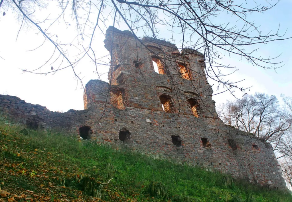 Ruiny zamku na wzniesieniu.