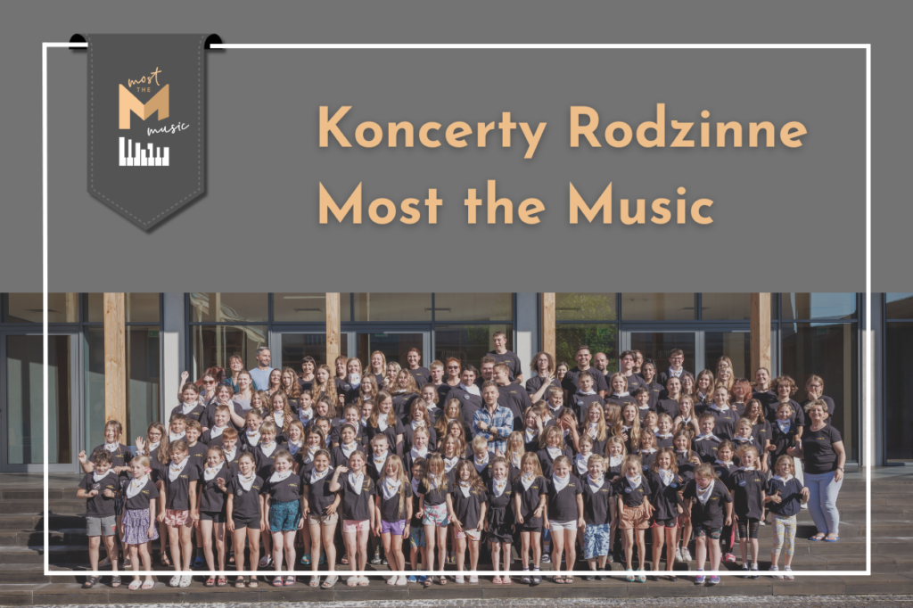 Koncerty Rodzinne Most the Music - grafika zapraszająca na koncert. Duża grupa dzieci i młodzieży przed budynkiem.