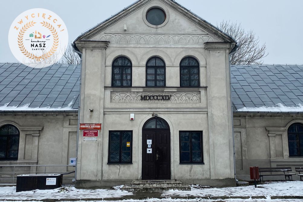 Dworek z zewnątrz przed rewaloryzacją.
