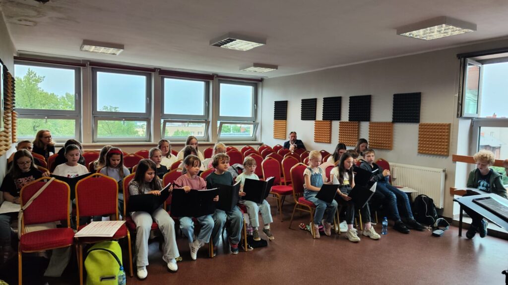 Dzieci i młodzież podczas warsztatów śpiewu.
