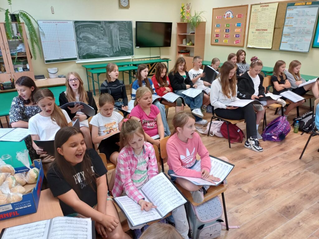 Dzieci i młodzież podczas warsztatów śpiewu.