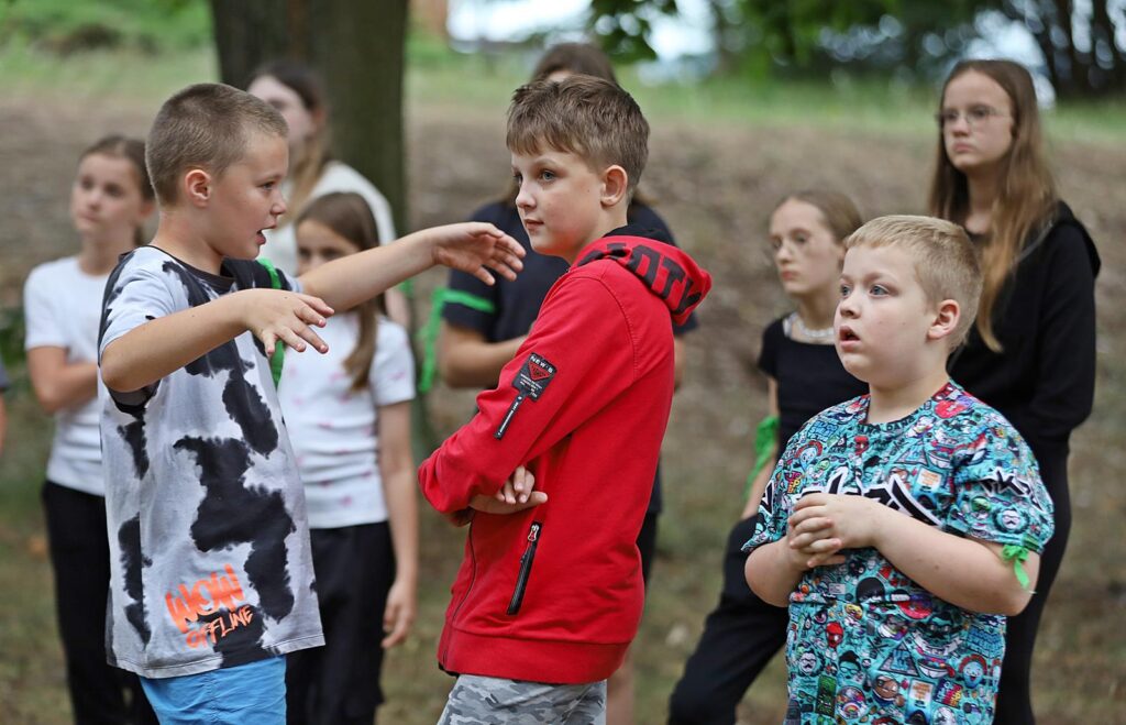 dzieci i młodzież - zabawa w terenie.