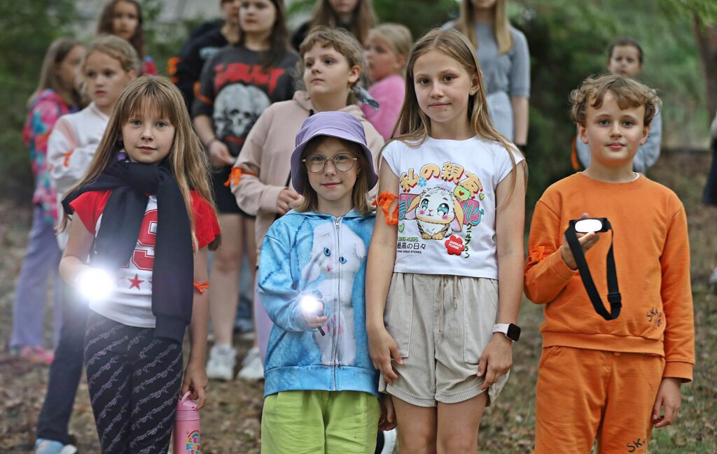 dzieci i młodzież - zabawa w terenie.