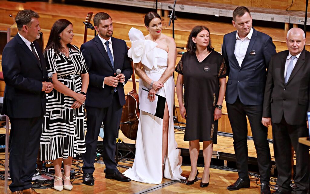 Podziękowania dla przedstawicieli lokalnych społeczności. Wypowiedzi na scenie.