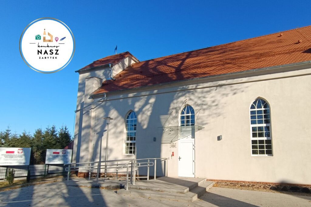 zdjęcie odnowionego kościoła poewangelickiego z zewnątrz.