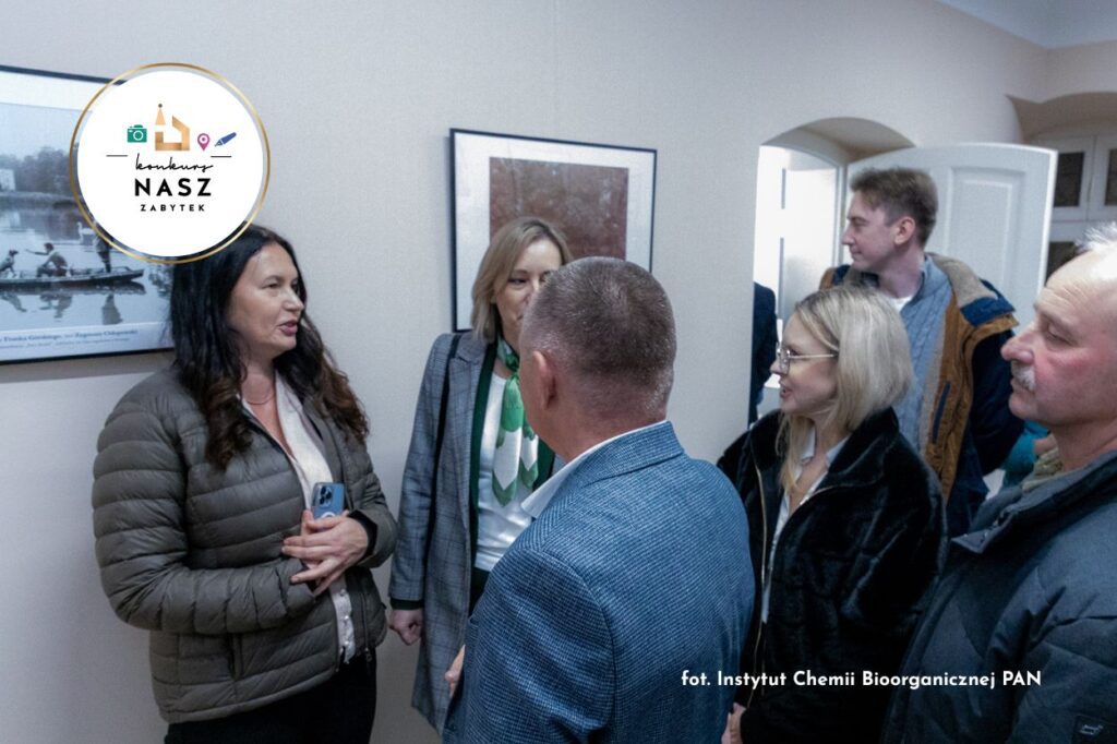 zdjęcie z otwarcia przyziemia pałacu w Turwi. Grupa ludzi rozmawia w odnowionych wnętrzach.