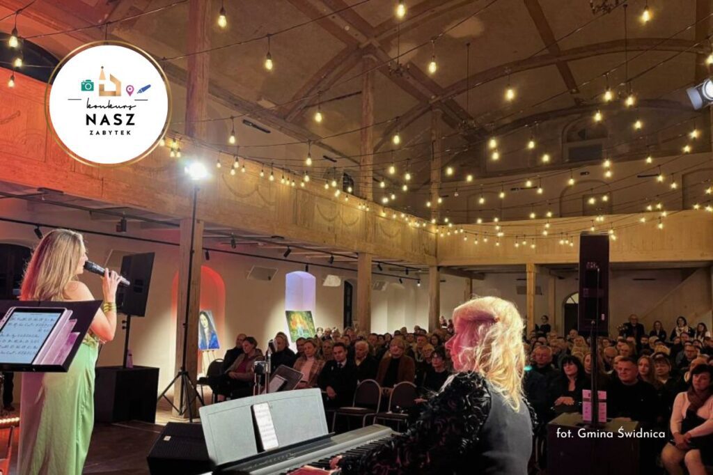 występ podczas uroczystości otwarcia zrewaloryzowanego zboru poewangelickiego w Letnicy. Na scenie pianistka i piosenkarka. W tle widownia i wnętrza odnowionego zabytku. Fot. gmina świdnica.